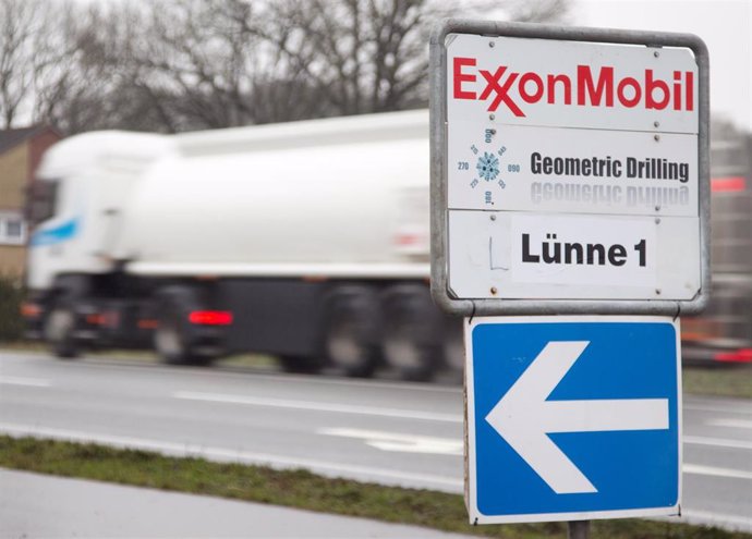 Archivo - FILED - 14 January 2011, Luenne: A general view of a sign reading "Exxon Mobil Geometric Drilling Luenne 1". Profit and earnings increased at US oil and gas firm Exxon Mobil Corp in the second quarter compared to the same period last year, bea