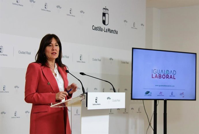 La portavoz del Gobierno de C-LM, Blanca Fernández, en rueda de prensa.