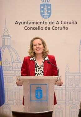 La vicepresidenta primera y ministra de Asuntos Económicos y Transformación Digital, Nadia Calviño, comparece después de su reunión con la alcaldesa de A Coruña, en el Ayuntamiento de A Coruña