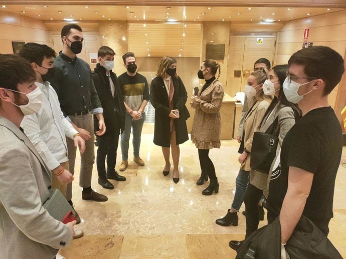 La consejera de Ciencia, Maru Díaz, con representantes de alumnos universitarios.