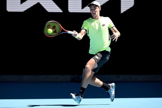 Archivo - Kamil Majchrzak of Poland plays a shot during his second round Mens singles match against Alex de Minaur of Australia on day 4 of the Australian Open at Melbourne Park in Melbourne, Thursday, January 20, 2022. (AAP Image/Dean Lewins) NO ARCHI