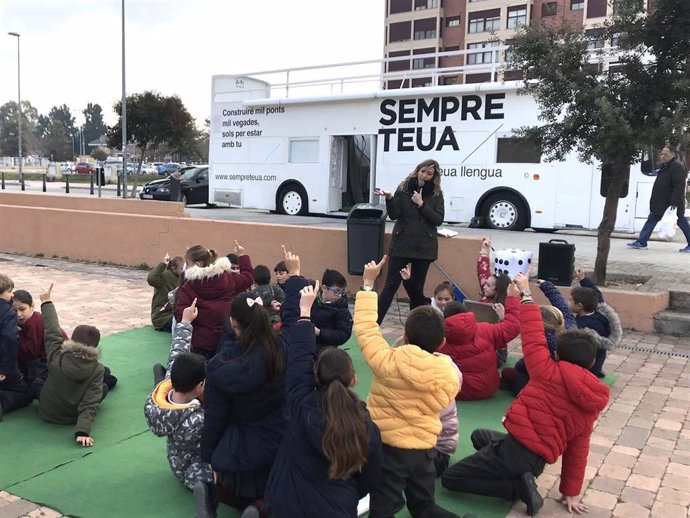 Archivo - Imagen de archivo de la campaña 'Sempre teua. La teua llengua'