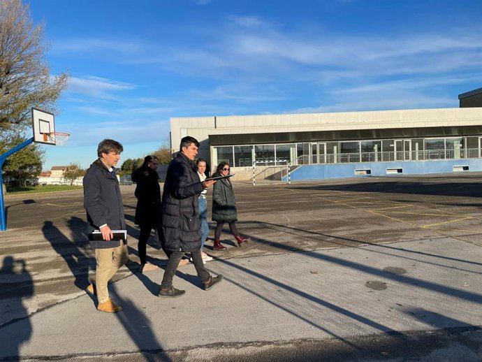 El portavoz socialista de Santander, Daniel Fernández, en el colegio Eloy Villanueva