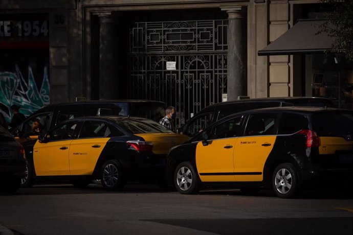 Archivo - Varios taxis en Barcelona, Catalunya (España), a 25 de noviembre de 2020.   La propuesta de Plan de Movilidad Urbana (PMU) de Barcelona plantea que en 2024 un 81,52% de los desplazamientos se hagan a pie, en transporte público o en bicicleta, 