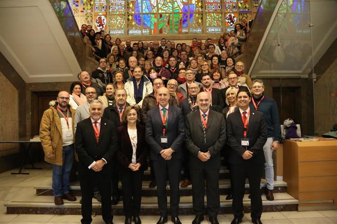 Foto de familia de los participantes en el XVI Encuentro Nacional de Hermandades de la Sagrada Cena con los responsables municipales.