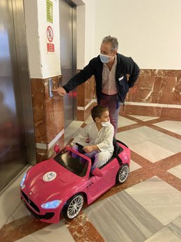 Nota De Prensa: Los Pequeños Ingresados En El Hospital De Puerto Real Ya Pueden Desplazarse En Coche Teledirigido A Quirófano Y A Hacerse Pruebas, De Forma Divertida Y Tranquilizadora