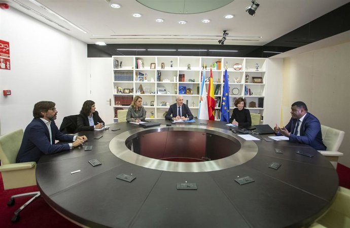 El vicepresidente primero de la Xunta, Francisco Conde, este viermes con los representantes de Repsol, Naturgy y Reganosa