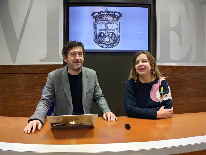 La portavoz de Somos Oviedo, Ana Taboada ha ofrecido una rueda de prensa acompañada por el Teniente de Alcalde y Portavoz del Gobierno del Ajuntament de Palma, Alberto Jarabo.
