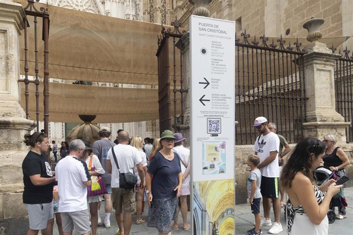 Archivo - Imagen de archivo de turistas en Sevilla