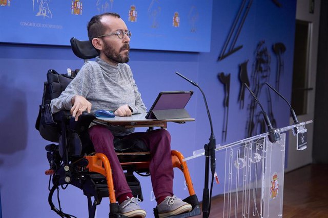 El portavoz de Unidas Podemos en el Congreso de los Diputados, Pablo Echenique, durante una rueda de prensa, en el Congreso de los Diputados, a 9 de diciembre de 2022, en Madrid (España).