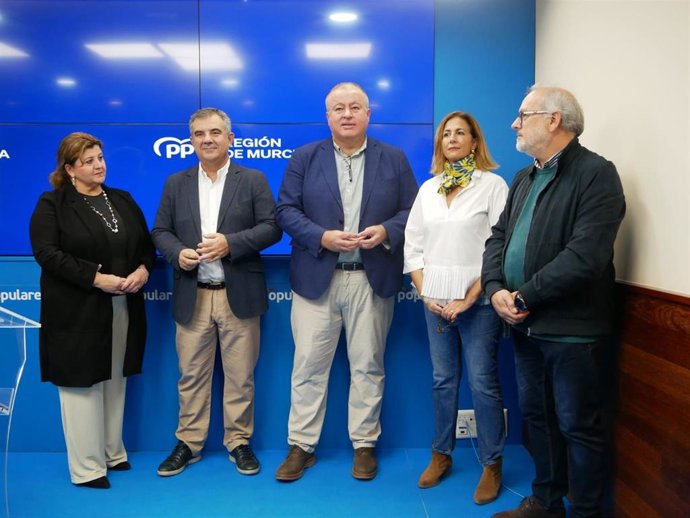 El senador del PP, Francisco Bernabé, en rueda de prensa junto con el senador Juan María Vázquez; la diputada nacional Isabel Borrego; y los ediles del PP de los municipios ribereños del Mar Menor,