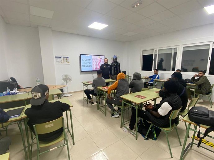 Actividad de Educación vial al colectivo de inmigrantes adultos usuarios de la Escuela de adultos de la barriada de la Curva.