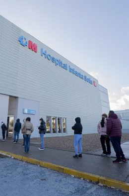 Archivo - Varias personas esperan en el Hospital Infanta Sofía