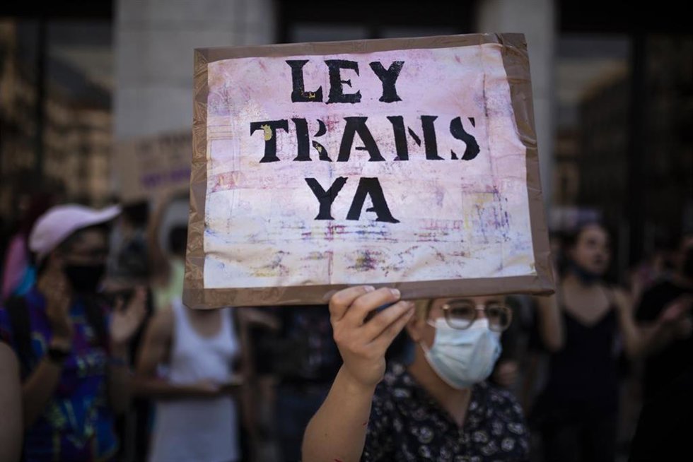 Archivo - Una mujer con un cartel en el que se lee: `Ley Trans Ya, en una manifestación a favor de la Ley Trans, frente a la manifestación en contra de la Ley Trans, a 26 de junio de 2021, en Madrid (España). La manifestación convocada por Confluencia Mo
