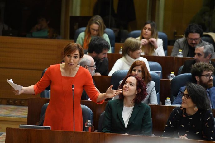 La portavoz de Más Madrid en la Asamblea, Mónica García, interviene durante una sesión plenaria en la Asamblea de Madrid, a 1 de diciembre de 2022, en Madrid (España). El Pleno de hoy de la Asamblea de Madrid lleva a debate las enmiendas a la totalidad 