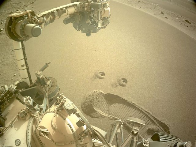 Quedan dos agujeros en la superficie marciana después de que el rover Perseverance de la NASA usara una broca especializada para recolectar las primeras muestras de regolito de la misión, roca rota y polvo, el 2 y 6 de Diciembre.