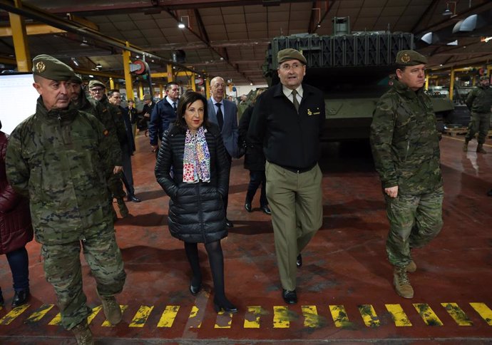 La ministra de Defensa, Margarita Robles, durante su visita al Parque y Centro de Mantenimiento de Sistemas Acorazados n1 (PCMASA 1) y al Laboratorio Central del Ejército (LCE)