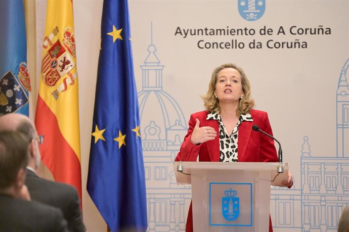 La vicepresidenta primera y ministra de Asuntos Económicos y Transformación Digital, Nadia Calviño, comparece después de su reunión con la alcaldesa de A Coruña, en el Ayuntamiento de A Coruña