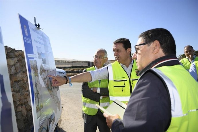 Archivo - El presidente de la Diputación visita una obra en Roquetas de Mar (Almería).