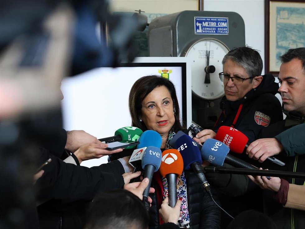 La ministra de Defensa, Margarita Robles, ofrece declaraciones a los medios durante su visita al Parque y Centro de Mantenimiento de Sistemas Acorazados n1 (PCMASA 1) y al Laboratorio Central del Ejército (LCE), en Madrid
