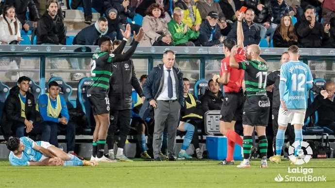El Racing de Santander se siente "perjudicado" por las decisiones arbitrales en LaLiga y pide "rigor y equidad"
