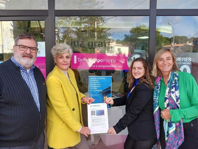 Endesa hace entrega del 'Premi 1 any de Llum gratis' a una clienta del municipio de Art