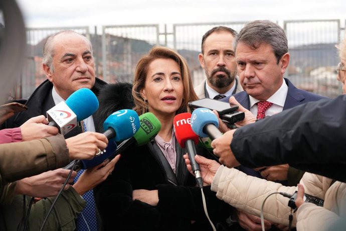 La ministra de Transportes, Movilidad y Agenda Urbana, Raquel Sánchez, ofrece declaraciones a los medios durante su visita a  supervisar los avances de la futura estación internacional de Irún, a 9 de diciembre de 2022, en Irun