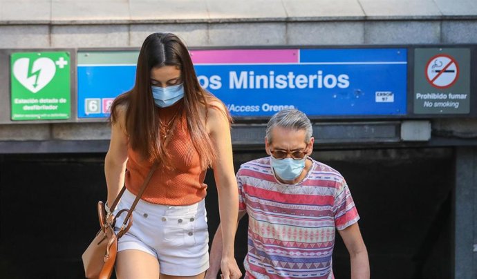 Archivo - Varias personas salen del Metro en las inmediaciones de Nuevos Ministerios.yer, sábado 26 de junio.