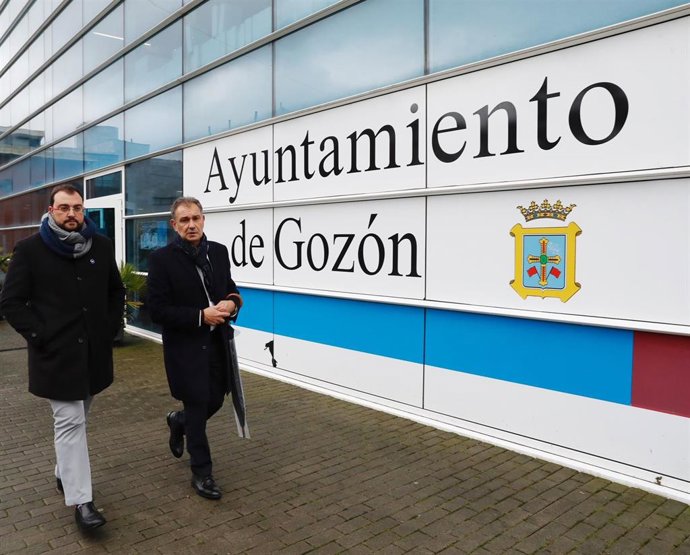 Adrián Barbón junto al alcalde de Gozón, Jorge Suárez.