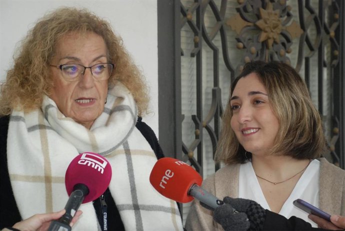 Asun Mateos y Raffaella Corrales atienden a los  medios.