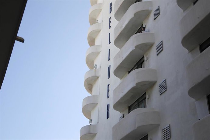 Archivo - Un joven en un balcón del hotel Palma Bellver, donde estaban confinados 249 jóvenes, a 30 de junio de 2021. 