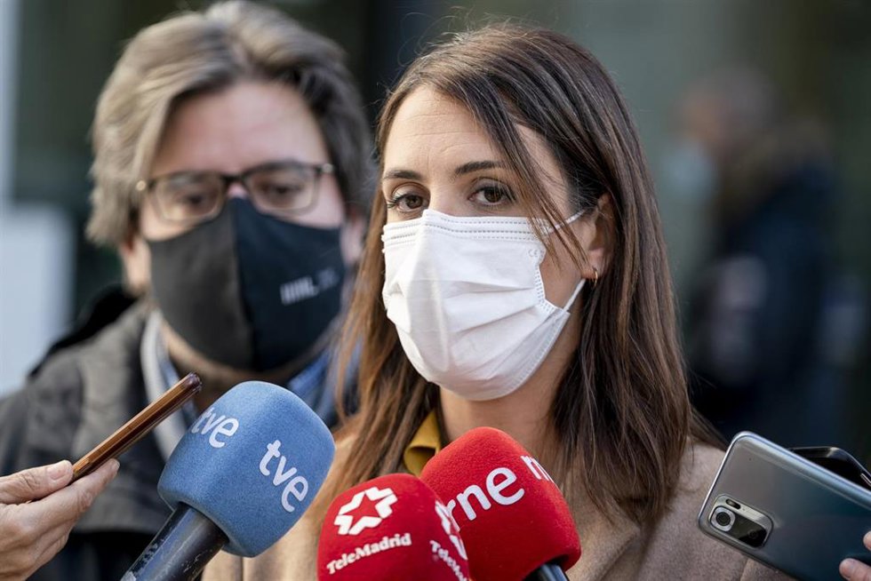 Archivo - La portavoz de Más Madrid en el Ayuntamiento, Rita Maestre, ofrece declaraciones a los medios 