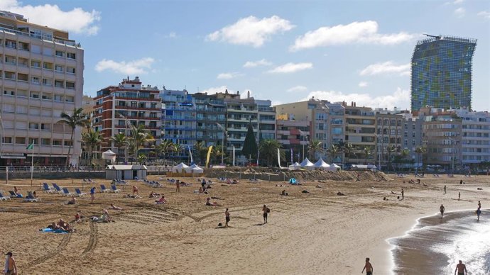 Archivo - Ambiente en la Playa de las Canteras el día del comienzo del invierno, en Las Palmas de Gran Canaria, Canarias (España), a 21 de diciembre de 2020. Hoy, que tiene lugar el solsticio de invierno, en España hay grandes diferencias de temperatura