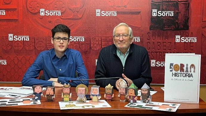 Alejandro Herrero (izda) y Jesús Bárez presentan la carpeta con recortables de la historia de Soria