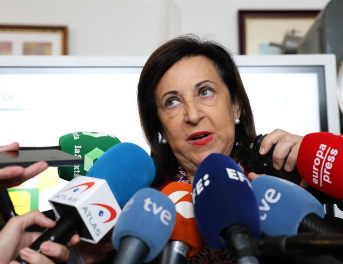 La ministra de Defensa, Margarita Robles, ofrece declaraciones a los medios durante su visita al Parque y Centro de Mantenimiento de Sistemas Acorazados n1 (PCMASA 1) y al Laboratorio Central del Ejército (LCE)