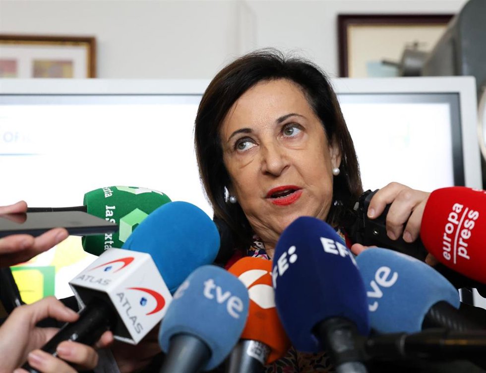 La ministra de Defensa, Margarita Robles, ofrece declaraciones a los medios durante su visita al Parque y Centro de Mantenimiento de Sistemas Acorazados n1 (PCMASA 1) y al Laboratorio Central del Ejército (LCE)