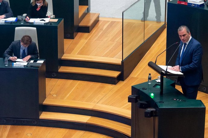 Archivo - El secretario general de Vox, Javier Ortega Smith, interviene en una sesión ordinaria del pleno municipal ante el alcalde, José Luis Martínez-Almeida