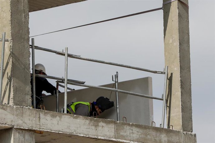 Archivo - Operarios trabajando en una obra