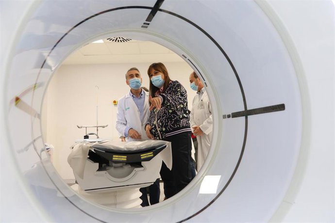 La consejera de Sanidad, Sira Repollés, en su visita a las instalaciones.