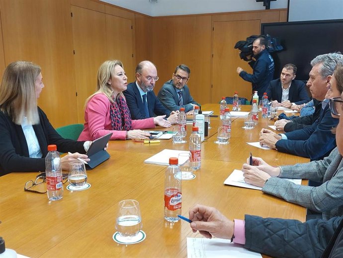 La consejera de Economía, Hacienda y Fondos Europeos, Carolina España, se reúne con el presidente de la Cámara de Comercio de Málaga, Sergio Cuberos, para tratar sobre fondos europeos