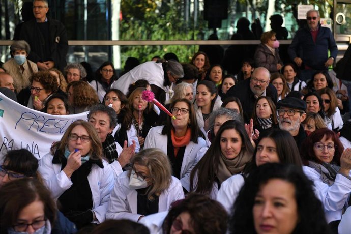 Varios manifestantes exigen la mejora de la Atención Primaria en la Sanidad Pública, frente a la Asamblea de Madrid, a 1 de diciembre de 2022, en Madrid (España).