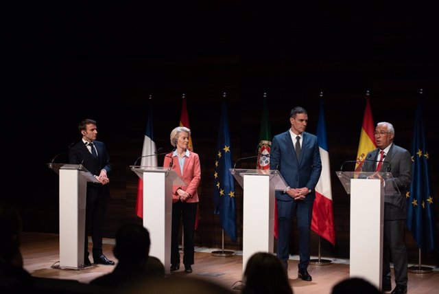 El presidente del Gobierno, Pedro Sánchez, el presidente francés, Emmanuel Macron, el primer ministro de Portugal, Antonio Costa, y la presidenta de la CE, Ursula von der Leyen