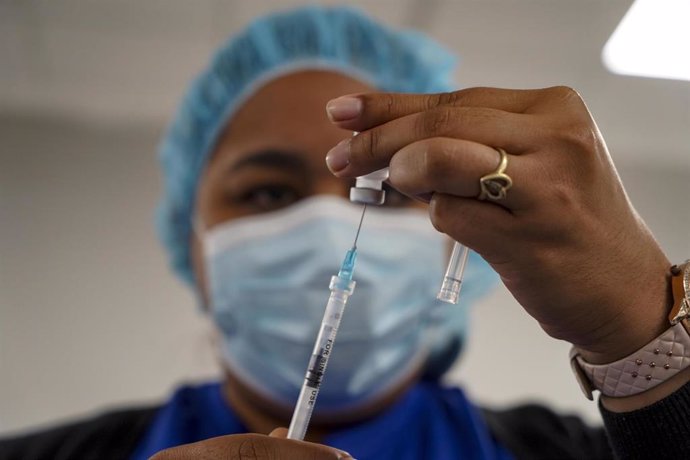 Archivo - Una trabajadora sanitaria prepara una vacuna de Pfizer y BioNTech contra la COVID-19. En San Salvador (El Salvador), a 6 de febrero de 2022.