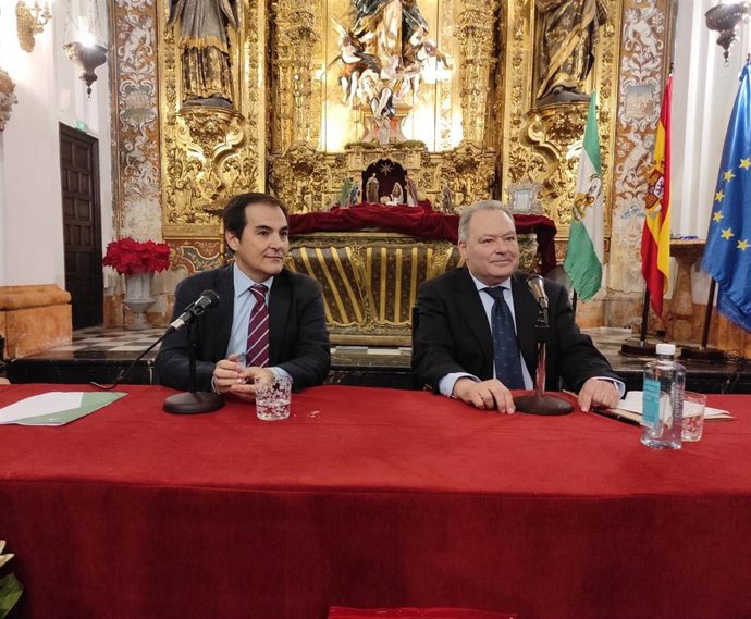 Nieto (izda.), al inicio de su encuentro con alumnos del IES Séneca, en la capilla del centro.