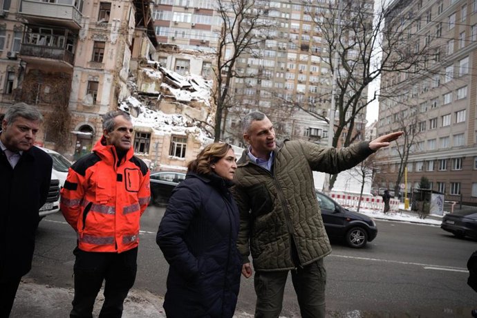 La alcaldesa de Barcelona, Ada Colau, junto al alcalde de Kiev, Vitaliy Klitschko, en su visita a la capital ucraniana.