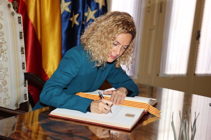 La presidenta del Congreso de los Diputados, Meritxell Batet, firma el libro de honor del Parlament balear. 