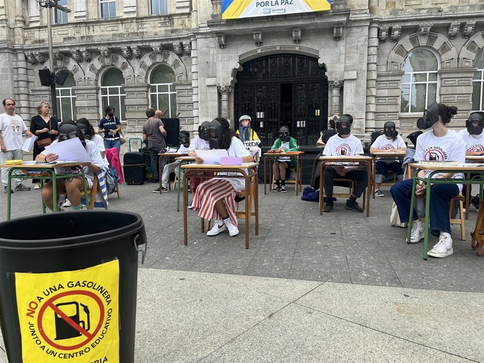 Archivo - Protesta en la Plaza del Ayuntamiento de Santander contra la gasolinera junto al IES Cantabria