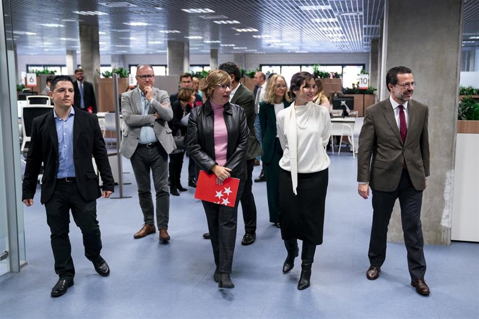 La presidenta de la Comunidad de Madrid, Isabel Díaz Ayuso (2d) y el consejero de Economía, Hacienda y Empleo de la Comunidad de Madrid, Javier Fernández-Lasquetty (1d), durante su visita a la nueva oficina de empleo Vallecas-Santa Eugenia, a 9 de dicie
