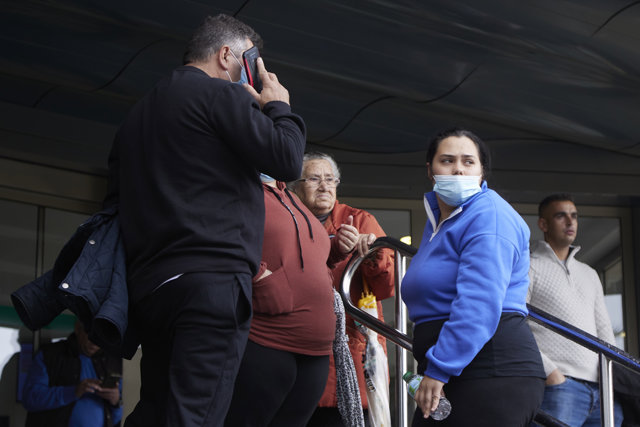 La madre del menor, en la puerta del Infantil del Hospital Virgen del Rocío esperando alguna noticia del estado de su hijo, a 9 de diciembre de 2022 en Sevilla (Andalucía, España).