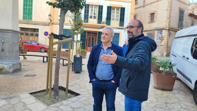 El conseller de Promoción Económica y Desarrollo Local, Jaume Alzamora, durante su visita a Felanitx.